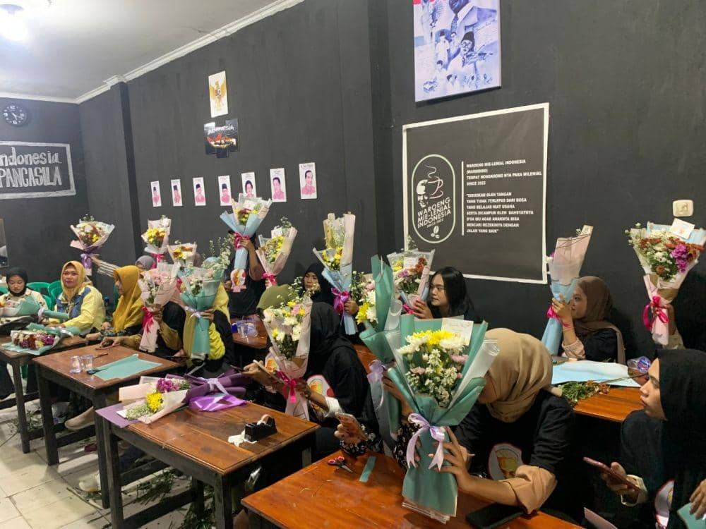 Peduli Anak Muda, Ganjar Milenial Center Gagas Bikin Buket Bunga