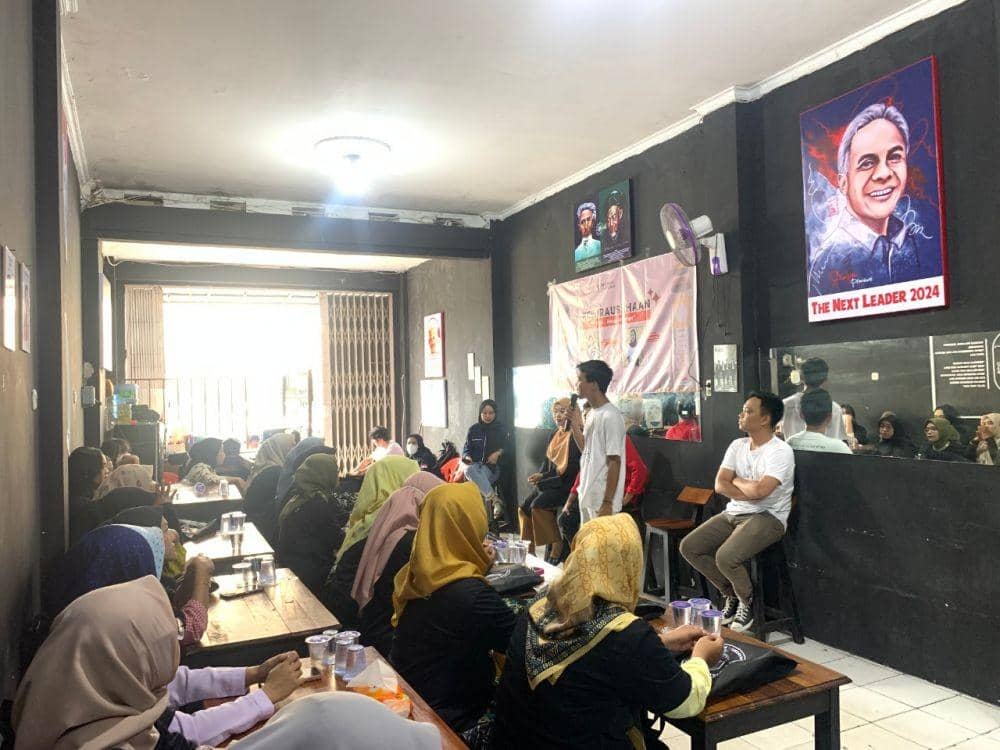 Relawan Ganjar Milenial Center (GMC) Lampung mengadakan kegiatan pelatihan cara membuat buket kepada anak muda, Jumat (13/1/2023). (Dok. GMC).
