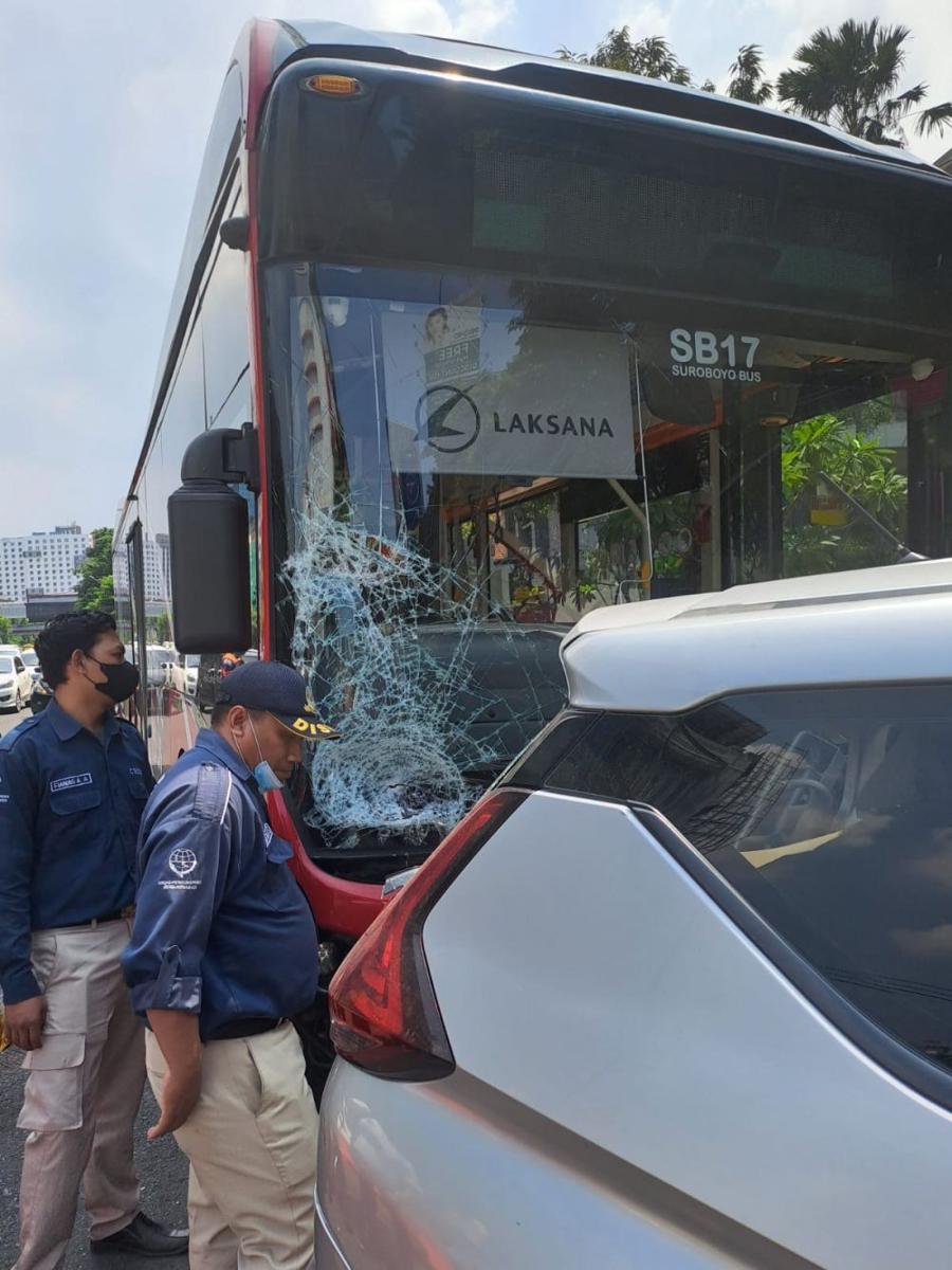 Bus Tayo Tabrak Xpander di Basra, Kecelakaan Dipicu Pemotor