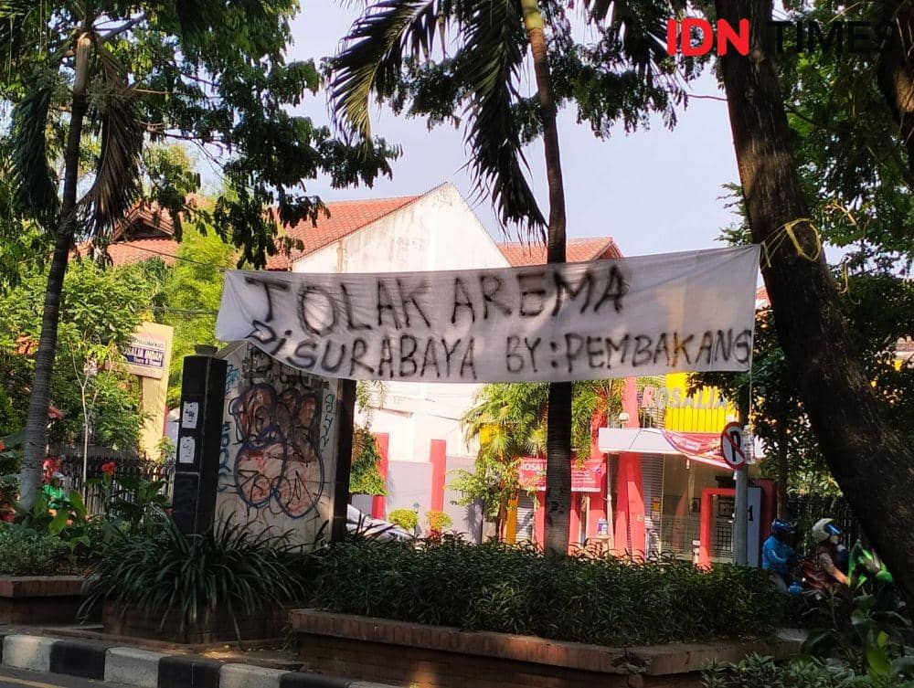 Spanduk tolak Aremania ada di depan PN Surabaya. (IDN Times/Khusnul Hasana)