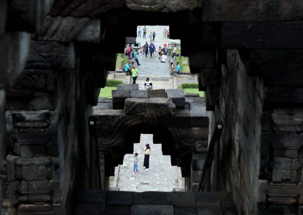 Sejumlah wisatawan terlihat ramai mengunjungi Candi Borobudur. (IDN Times/Dok Humas Pemprov Jateng)