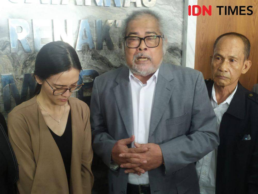 Korban Shelvia didampingi Law Firm Puri & Partners dan Ketua Komisi PA Arist Merdeka Sirait melayangkan pelimphan perkara ke Polda Lampung. (IDN Times/Tama Yudha Wiguna).