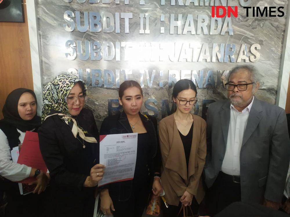 Korban Shelvia didampingi Law Firm Puri & Partners dan Ketua Komisi PA Arist Merdeka Sirait melayangkan pelimphan perkara ke Polda Lampung. (IDN Times/Tama Yudha Wiguna).