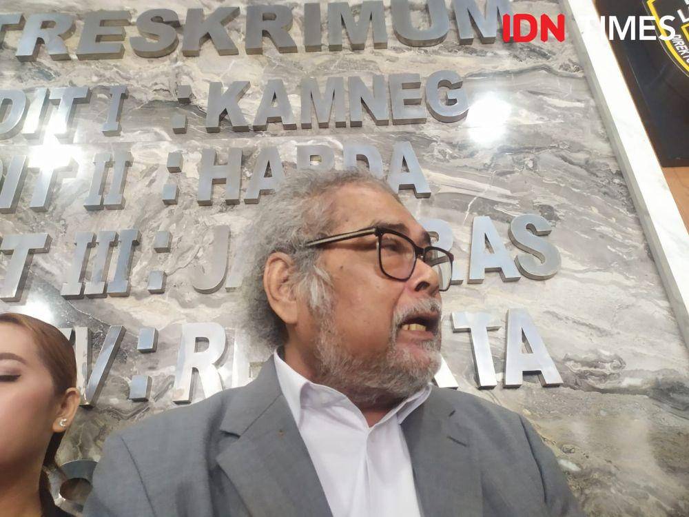 Ketua Komnas PA, Arist Merdeka Sirait saat mendampingi korban Shelvia di Mapolda Lampung. (IDN Times/Tama Yudha Wiguna).