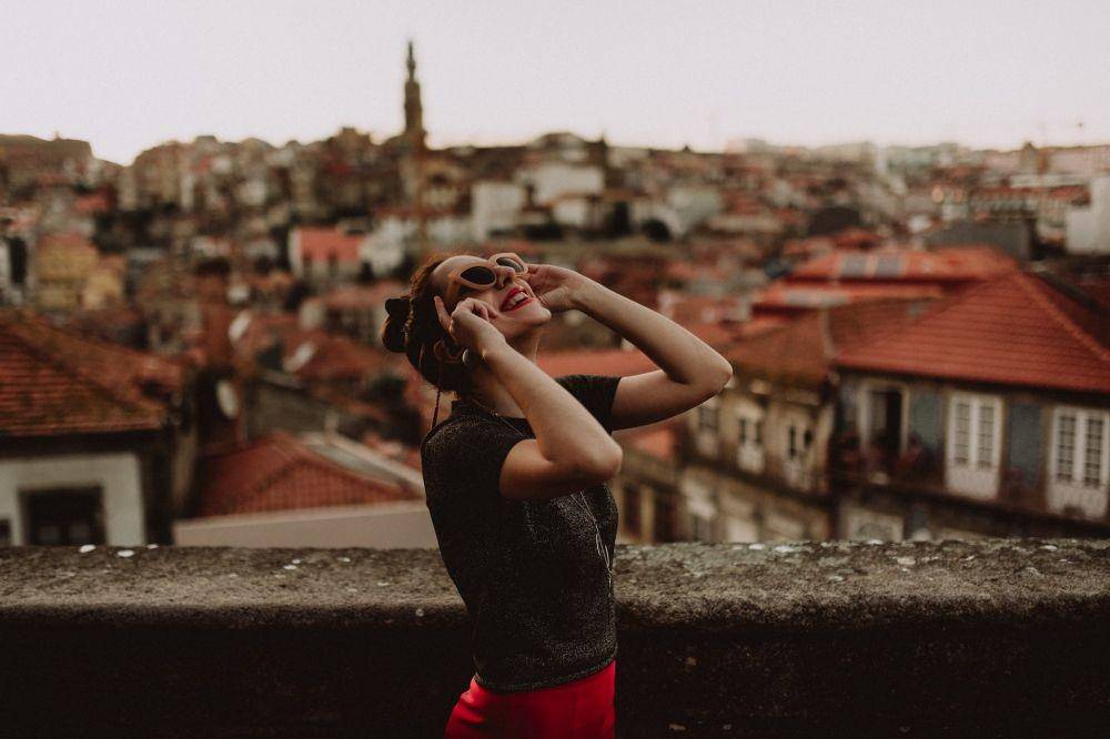 ilustrasi wanita bahagia (unsplash.com/kinga cichewicz)