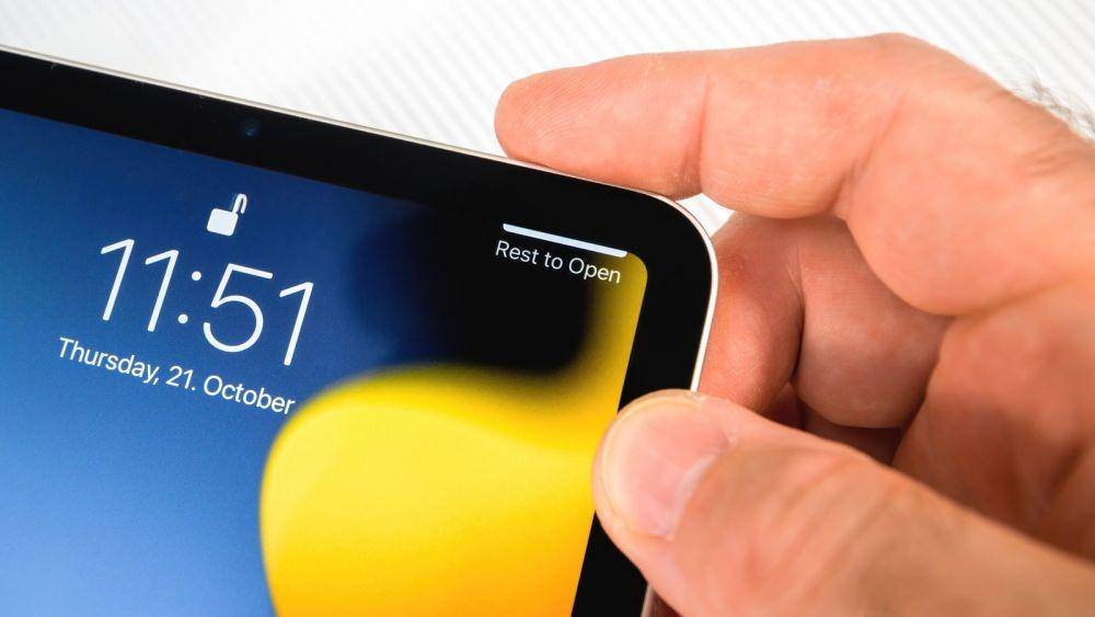 ilustrasi Touch ID pada iPad 10th gen (dok. Apple)