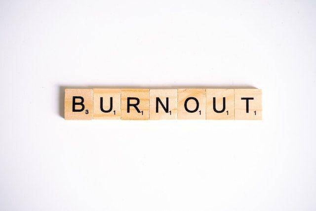 ilustrasi tulisan burnout (Pexels.com/Anna Tarazevich)