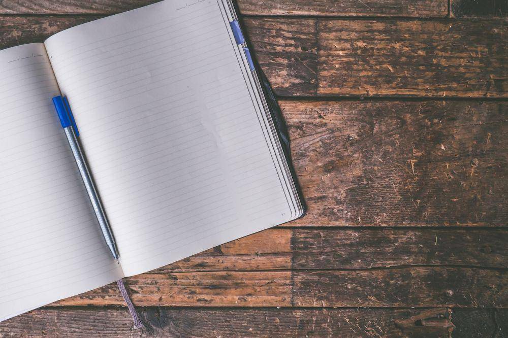 ilustrasi notebook dan bolpoin (pexels.com/Jessica Lewis Creative)