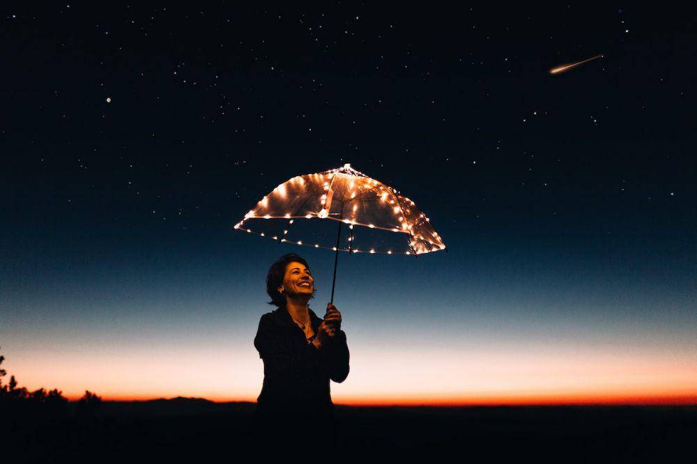 Ilustrasi wanita travelling (pexels.com/Matheus Bertelli)