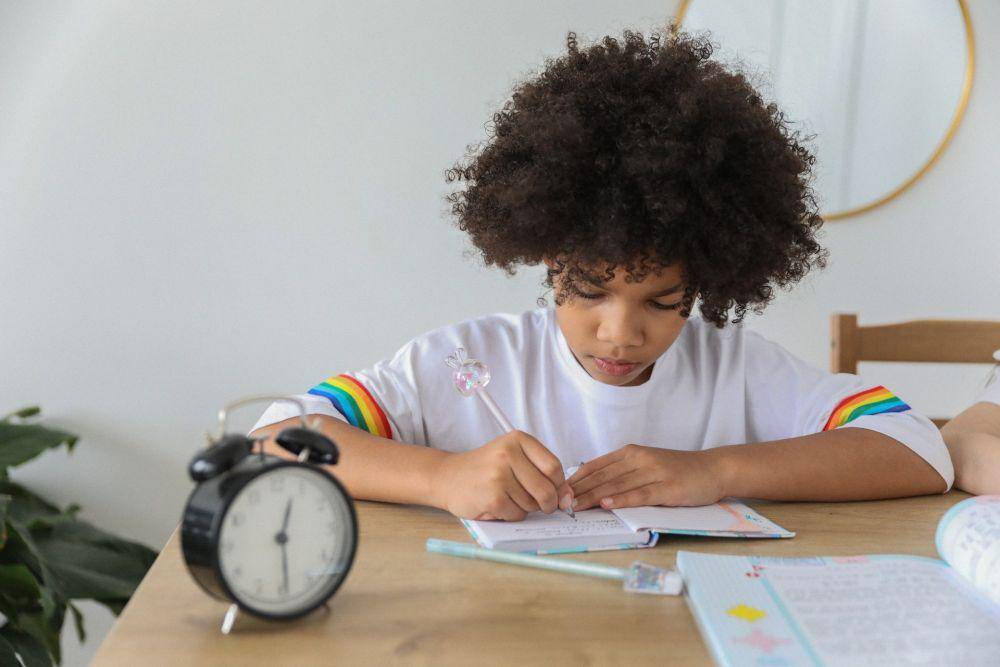 ilustrasi seorang anak sedang belajar (pexels.com/Monstera)