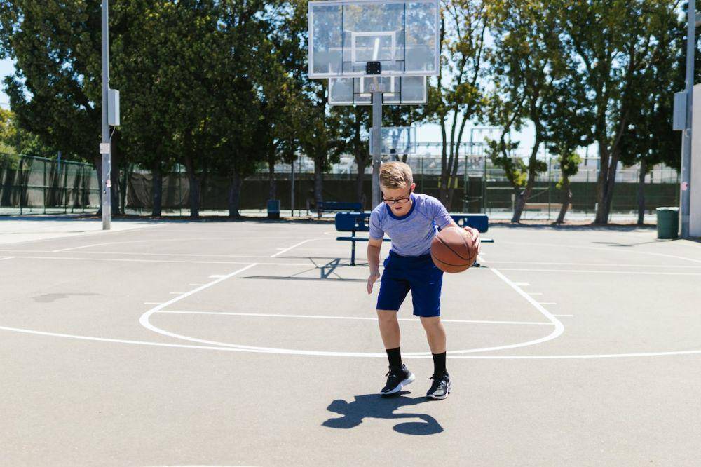 ilustrasi anak laki-laki bermain bola basket (pexels.com/RODNAE Productions)