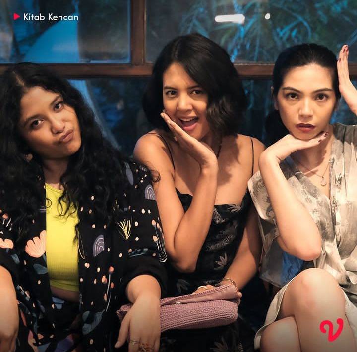 Aurélie Moeremans bersama Fergy Brittany dan Nadine Immanuela di balik layar series 'Kitab Kencan'. (instagram.com/vidiooriginals)
