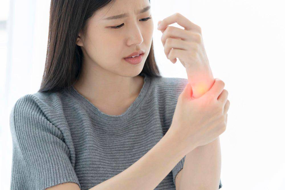 ilustrasi penderita artritis psoriatik di tangan (freepik.com/Lifestylememory)