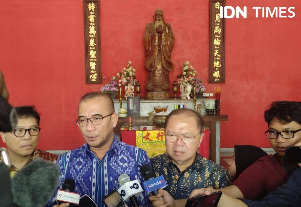 Ketua KPU RI Hasyim Asy'ari bersama Ketum Majelis Tinggi Agama Khonghucu Indonesia (Matakin) Budi Santoso Tanuwibowo di Kelenteng Kong Miao, Taman Mini Indonesia Indah, Jakarta Timur (IDN Times/Yosafat Diva Bayu Wisesa)