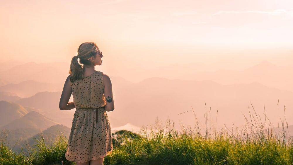 ilustrasi wanita menikmati pemandangan alam (unsplash.com/willian justen)