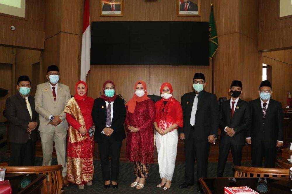 Gaya kebaya ala Sarni istri Ivan Fadilla (instagram.com/nyaisarni2)
