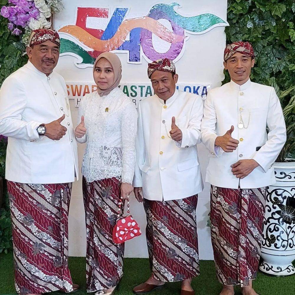 Gaya kebaya ala Sarni istri Ivan Fadilla (instagram.com/nyaisarni2)