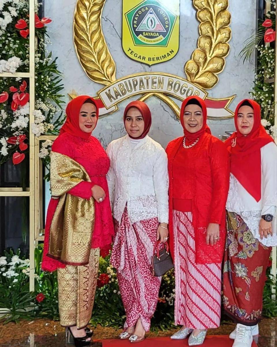 Gaya kebaya ala Sarni istri Ivan Fadilla (instagram.com/nyaisarni2)