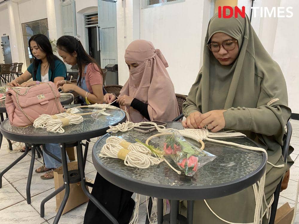 Suasana workshop dan pameran dari Claims Studio dan DI Art Project (IDN Times/Indah Permata Sari)