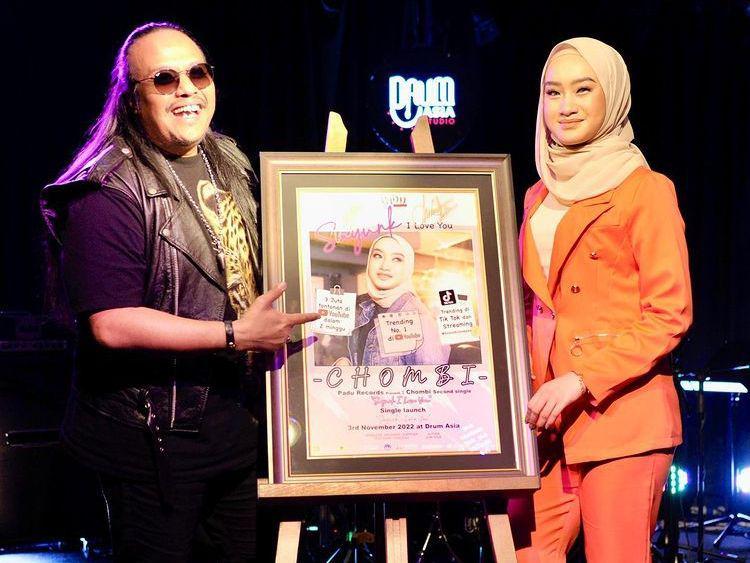 9 Potret Siti Maryam Chombi, Penyanyi Sayunk, I Love You di TikTok