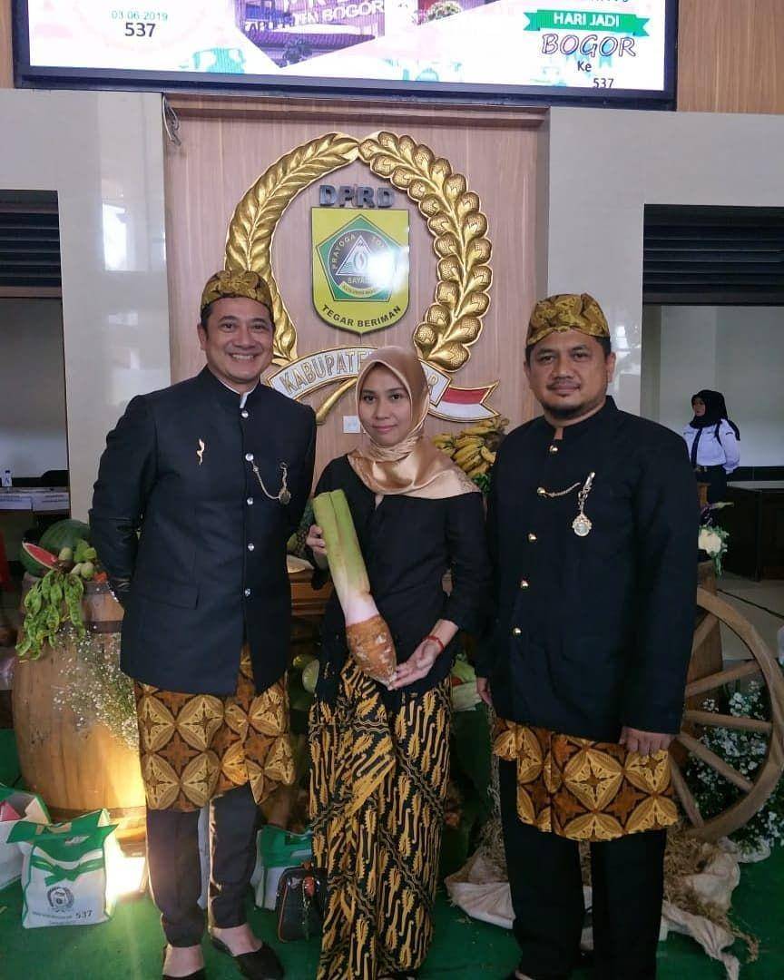 Gaya kebaya ala Sarni istri Ivan Fadilla (instagram.com/nyaisarni2)