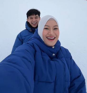 potret Rey dan Dinda main salju (instagram.com/dindahw/)