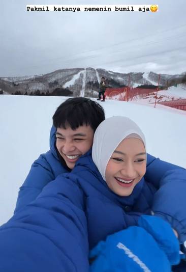 potret Rey dan Dinda main salju (instagram.com/dindahw/)