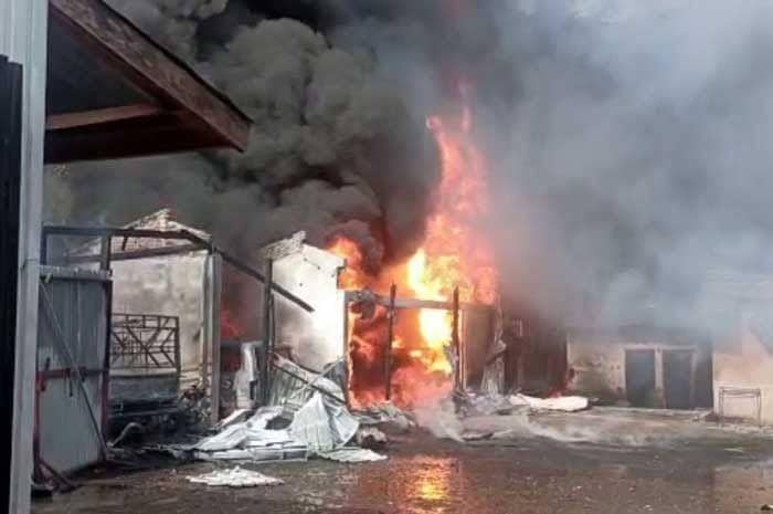 (Kondisi gudang BBM yang terbakar di Lubuk Linggau) IDN Times/Istimewa