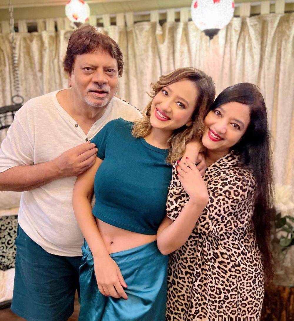 Madalsa Sharma dan orangtua (instagram.com/madalsasharma)