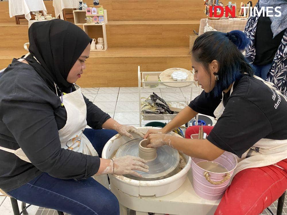 Suasana workshop dan pameran dari Claims Studio dan DI Art Project (IDN Times/Indah Permata Sari)