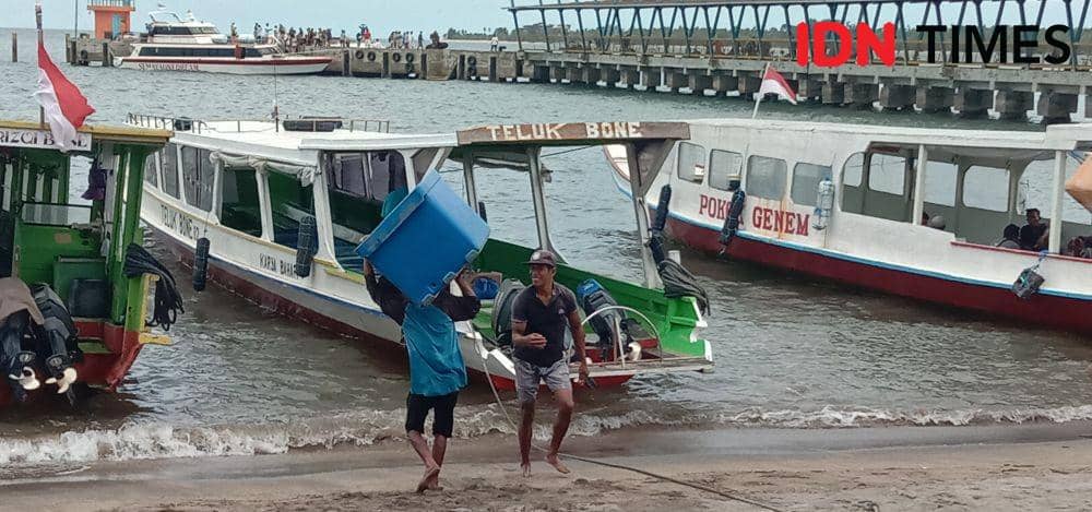 Kapal pengangkut penumpang dan barang menuju Gili Trawangan. (IDN Times/Muhammad Nasir)