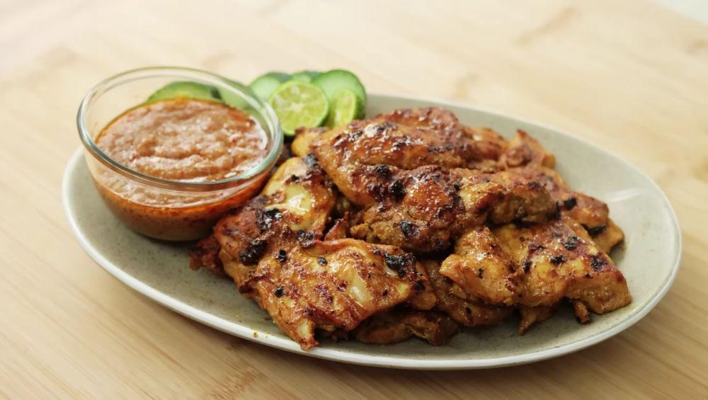 Resep Ayam Bakar Sambal Kacang ala Devina Hermawan, Teksturnya Lembut!