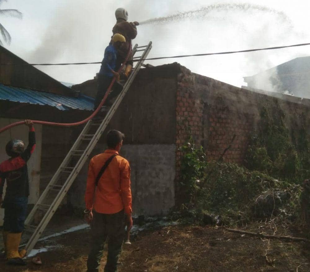(Kondisi gudang BBM yang terbakar di Lubuk Linggau) IDN Times/Istimewa