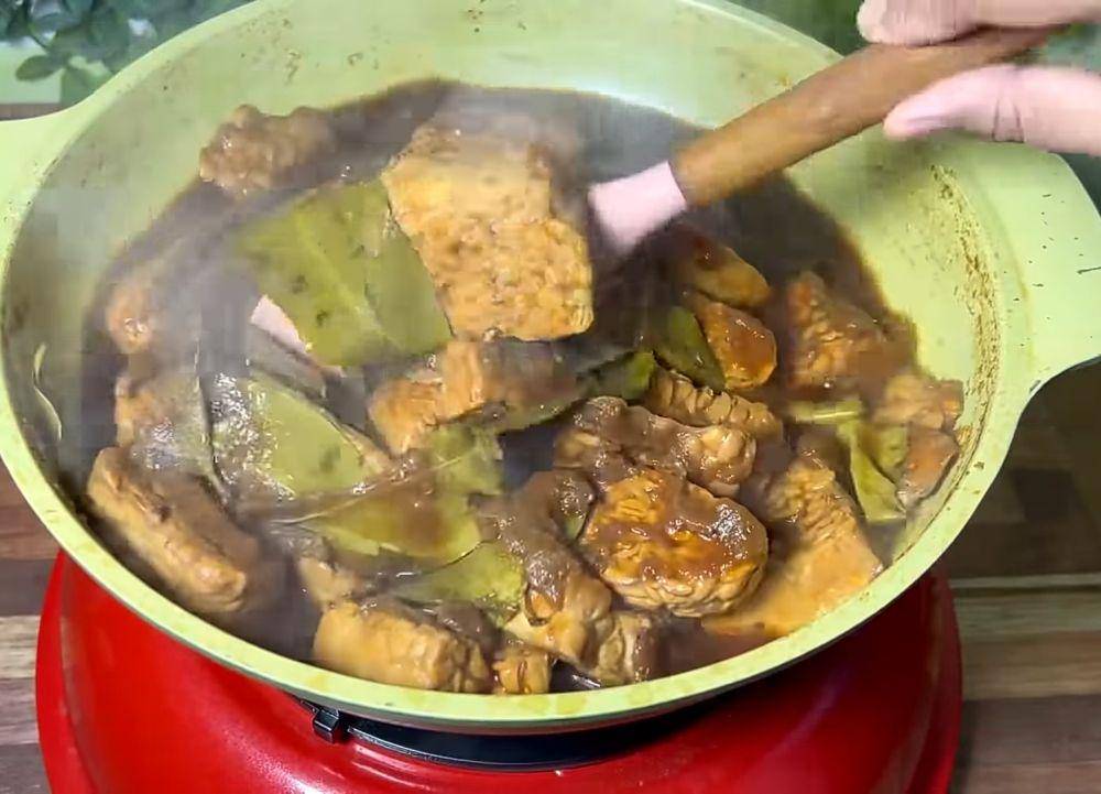 memasak tempe bacem (YouTube.com/Ceceromed Kitchen)