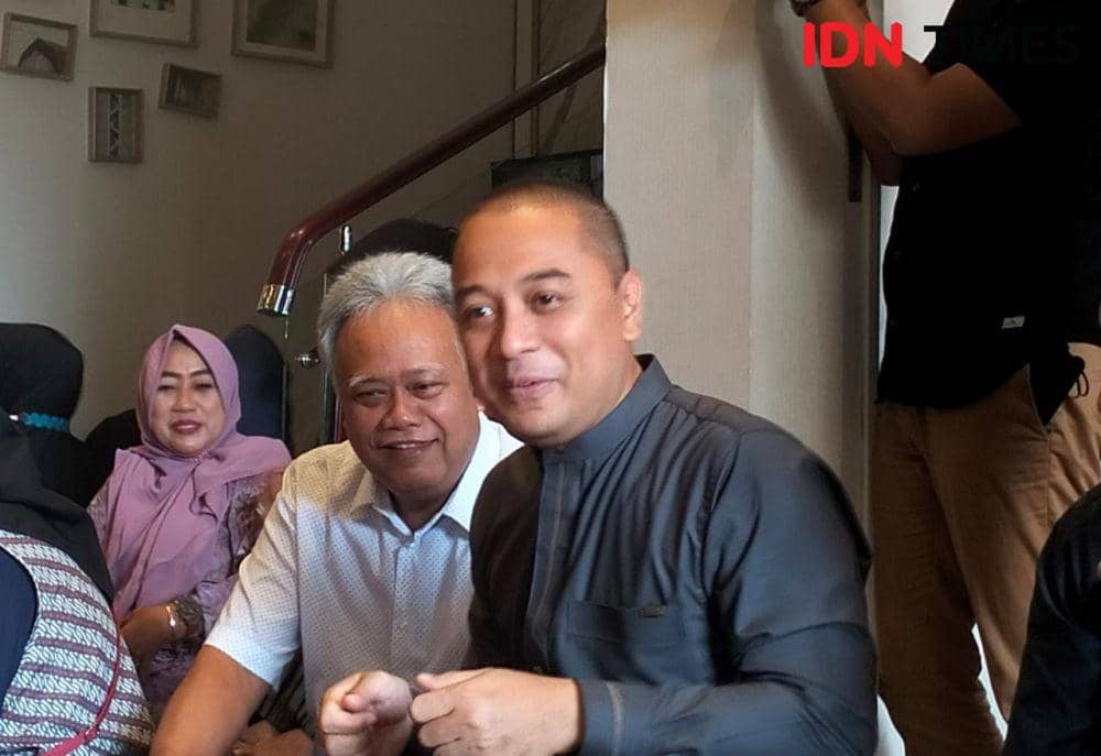 Wali Kota Surabaya, Eri Cahyadi (kanan) saat ditemui di rumahnya. (IDN Times/Khusnul Hasana)