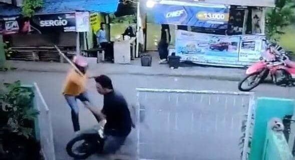 Viral Medsos! Pria di Palembang Diserang Sajam Depan Rumah