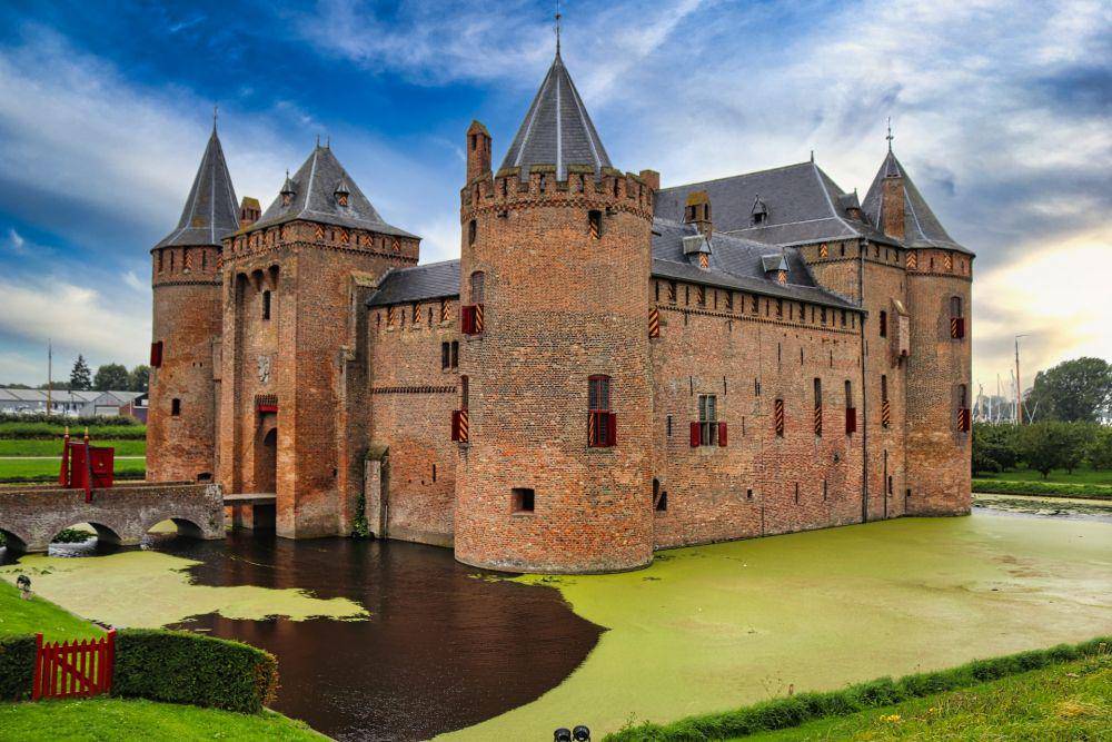 Istana Muiderslot (unsplash.com/jddartphotographer)