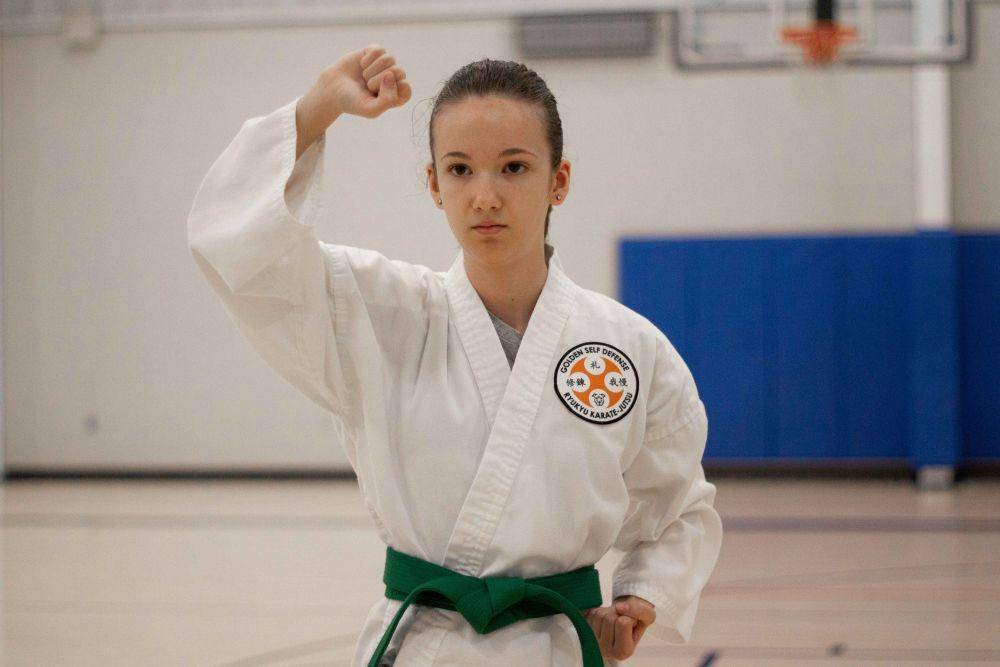 Ilustrasi tangkisan karate (pexels.com/Paris Lopez)