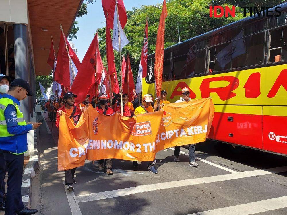 Massa buruh mulai terlihat memadati area Jalan Merdeka Selatan ke arah Gambir pada Sabtu, (14/1/2023). (IDN Times/Santi Dewi)