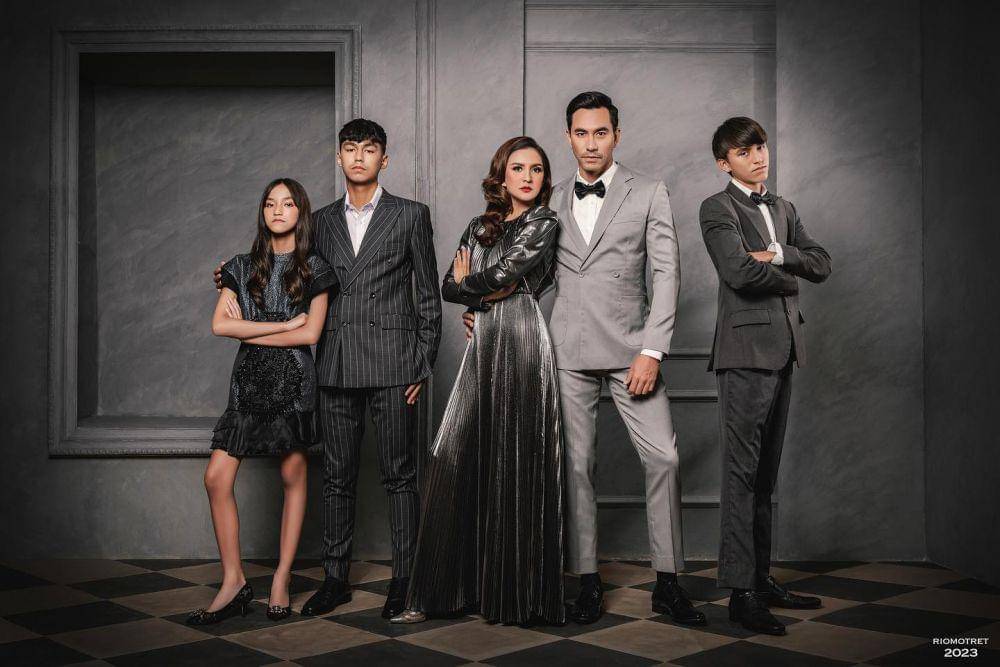 photoshoot keluarga Donna dan Darius (instagram.com/darius_sinathrya)