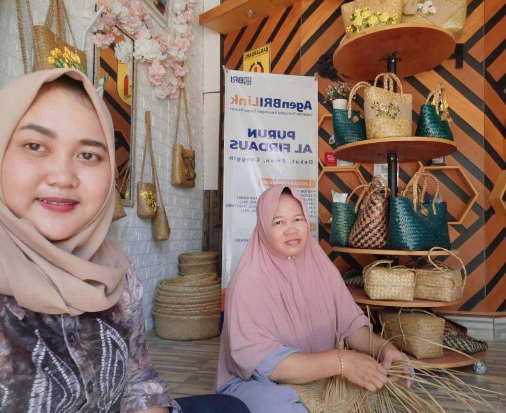 Widyaningsih Indri Arum Sari, mantri BRI di Palam, Kecamatan Martapura, Kabupaten Banjar, Kalimantan Selatan, bersama nasabah (Dok. BRI)