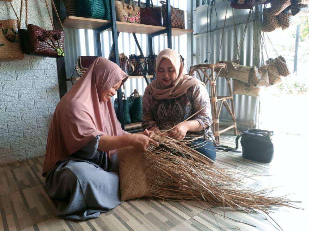 Widyaningsih Indri Arum Sari, mantri BRI di Palam, Kecamatan Martapura, Kabupaten Banjar, Kalimantan Selatan, bersama nasabah. (Dok. BRI)