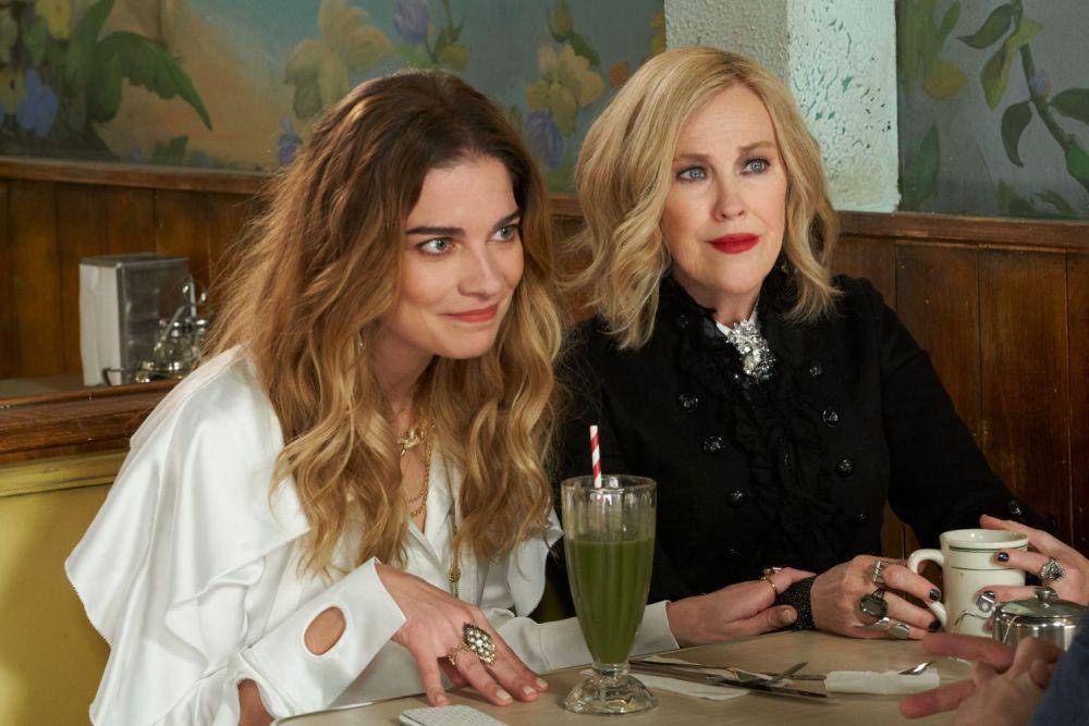 Annie Murphy dan Catherine O'Hara dalam serial Schitt's Creek (dok. Lionsgate Television/Schitt's Creek)