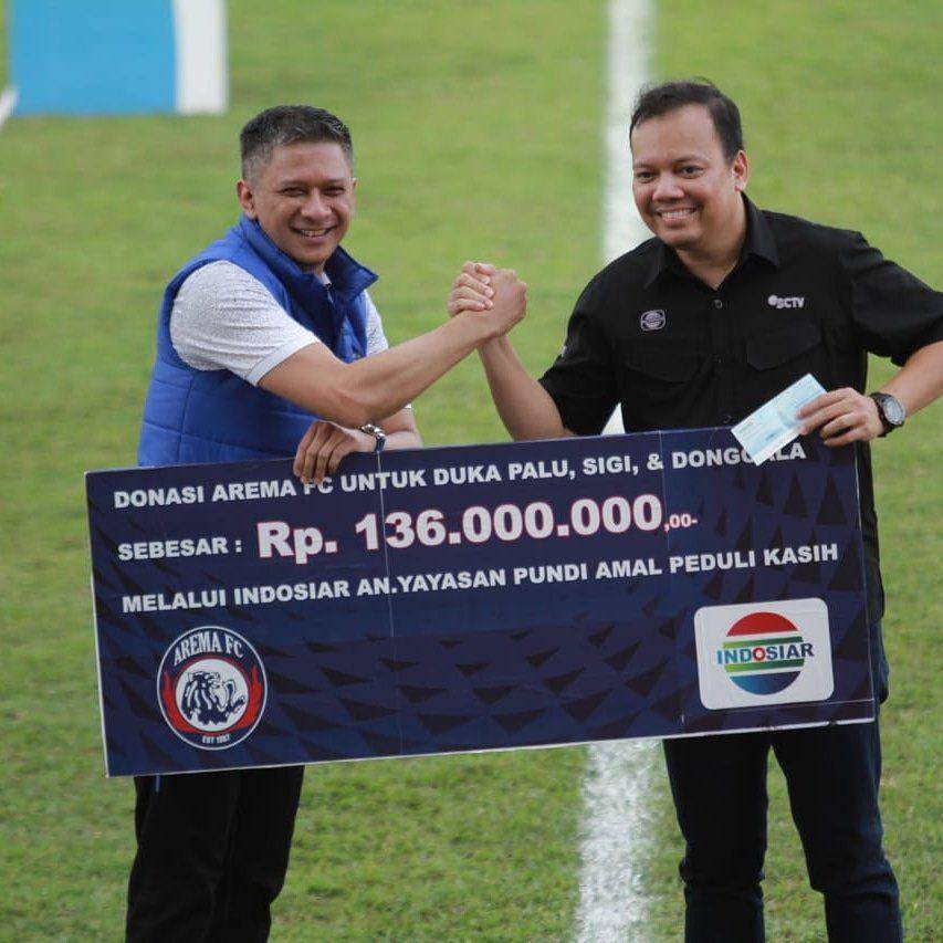 Pemilik mayoritas saham Arema FC, Iwan Budianto (kiri). (Twitter/@aremafcofficial)