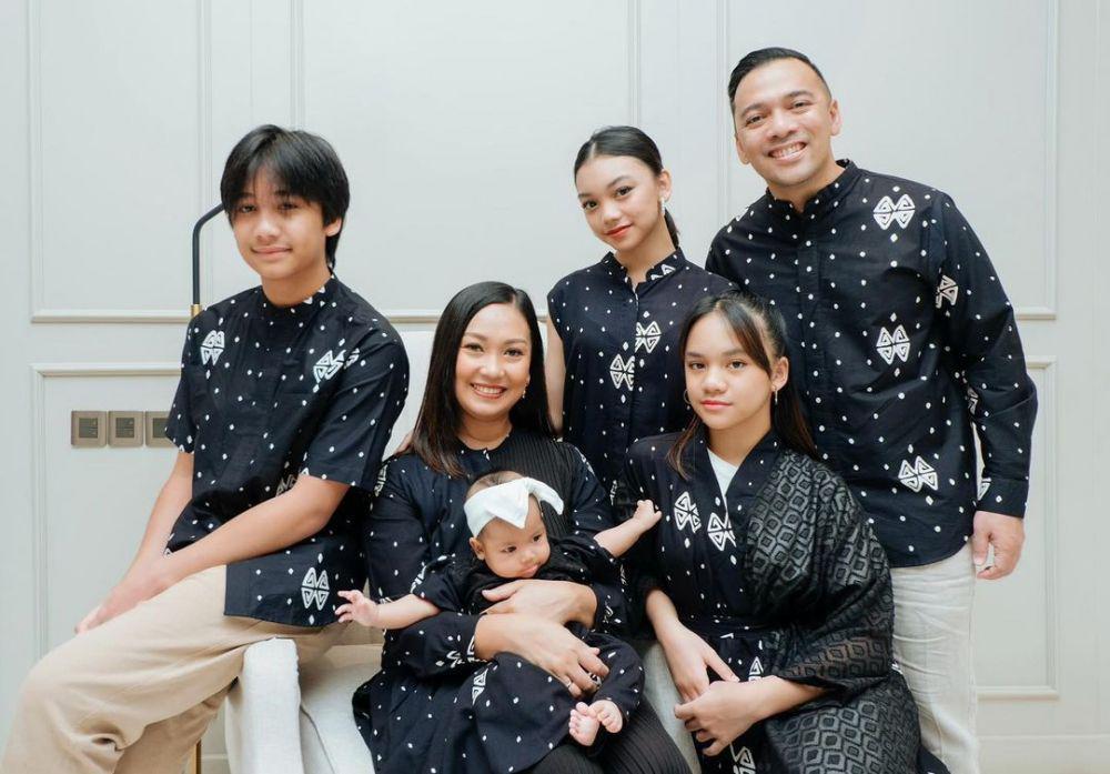 10 Potret Kompak The Baldys, Family Goals Banget!