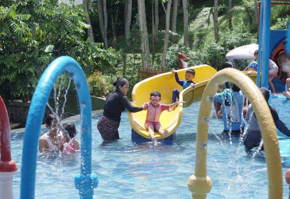 Tampak anak bermain di waterpark. (Instagram/nkcafemalang)