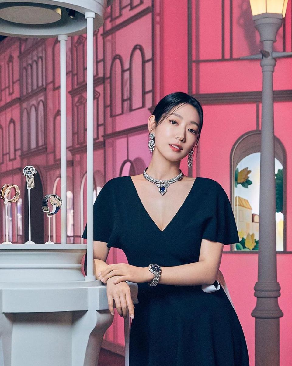 9 Potret Park Shin Hye Pasca-Lahiran, Stunning di Pemotretan Terbaru