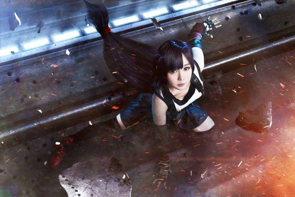 Punipun sebagai Tifa Lockhart (instagram.com/punipun7)