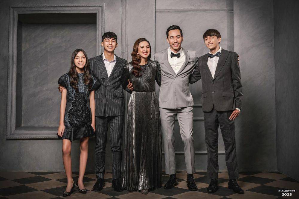 photoshoot keluarga Donna dan Darius (instagram.com/darius_sinathrya)