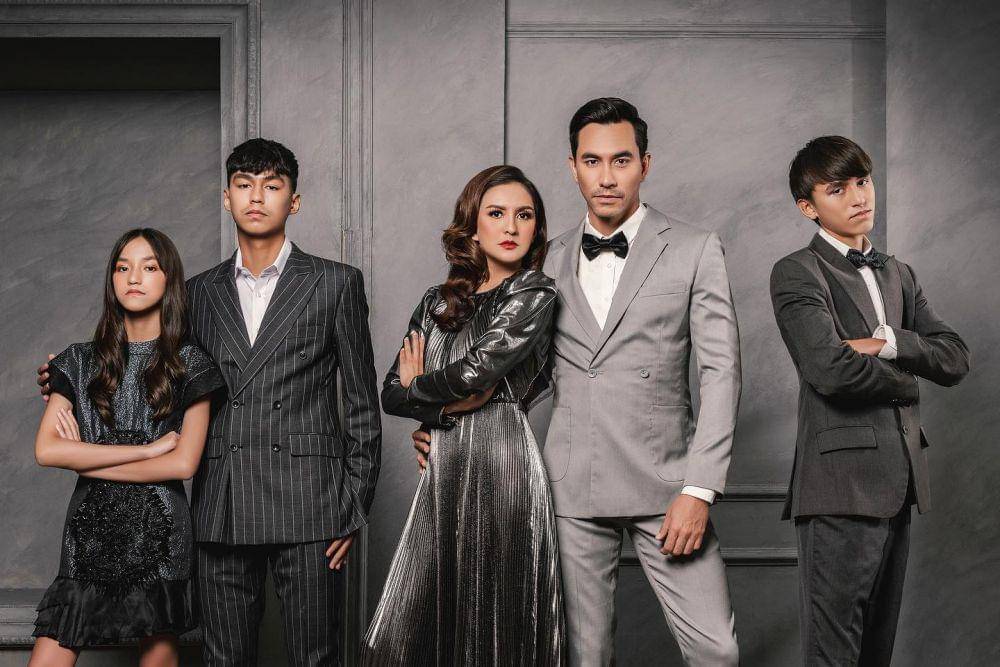 photoshoot keluarga Donna dan Darius (instagram.com/darius_sinathrya)